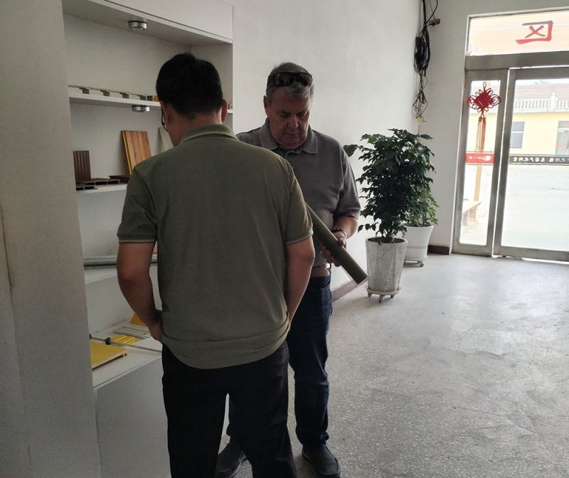 國外客戶觀看河南金偉自動(dòng)化設(shè)備有限公司生產(chǎn)的玻璃鋼型材